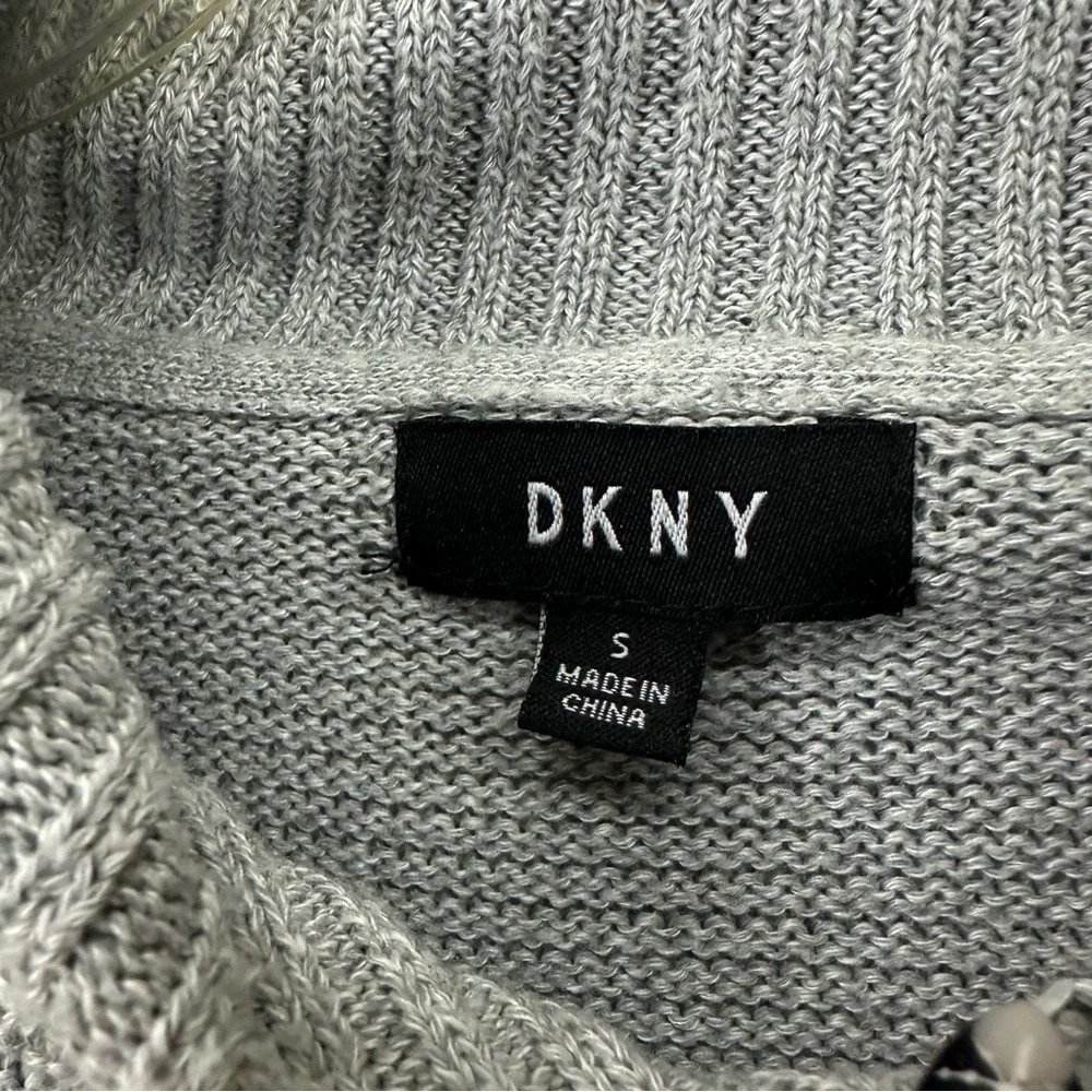 DKNY Embroidered Knit Pullover Sweater Mens Small Black Grey